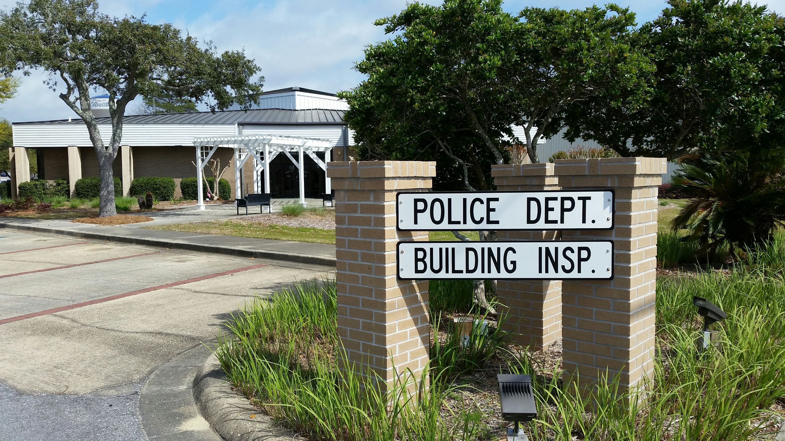 Exterior view of Niceville Police Dept and Building Inspection